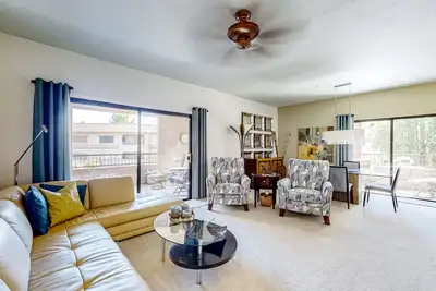Image de Second-floor condo with heated pool, hot tub, balcony, central Ac & washer/dryer