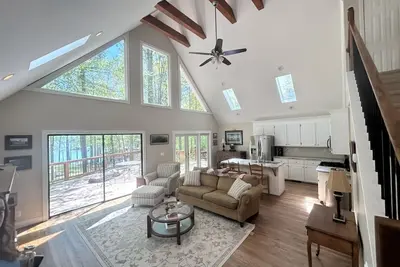 Image de Cozy Kerr Lake waterfront home with private boat dock.