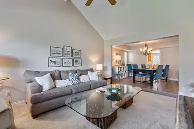 Image de Spacious 4bd house with yard in quiet neighborhood, close to shopping & freeway