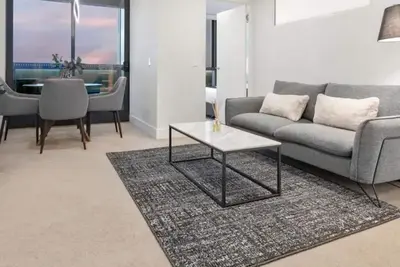 Image de Elegant 2br with Skyline Views! Wi-Fi+Parking!
