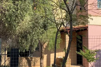 Image de A cheerful cottage with a beautiful garden near the sea.