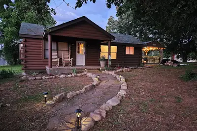 Image de Our cozy cabin has a spacious yard. Great for families!