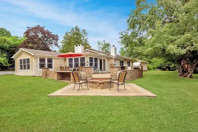 Image de Hamptons Home! 3 bedroom / 3 bath, 1. 4 acres, South of S Country Rd, Remsenburg