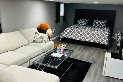 Image de Cozy Family Room with King Size Bed and attached Room all for One Price