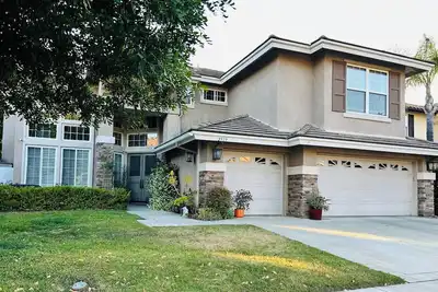 Image de 5 minutes away from Safari Park Family sized home Located in gated community