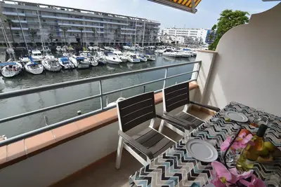Image de Charmant Appartement à Roses, Costa Brava : Proche de la Plage, avec Terrasse, Garage et Toutes Commodités