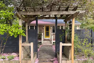 Image de Charming Cottage with Garden, Screened Porch, Outdoor Shower - Walk to Downtown!