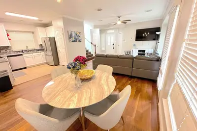 Image de Spacious 5bed Houston Retreat Home\n6 guests 4 bedrooms 5 beds 3 baths