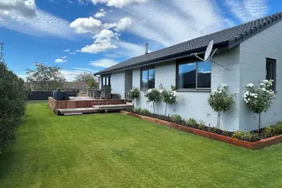 Image de Elevated Mountain Views on Waenga