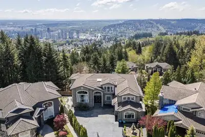 Image de Luxury home with stunning view over 6000 sq. ft. 6 bedrooms, 4. 5 bath, 1 den.