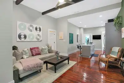 Image de Prime location very close to downtown!