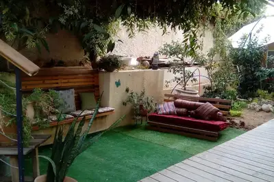 Garden apartment, 3 bedrooms and a living room with a garden next to the beach.