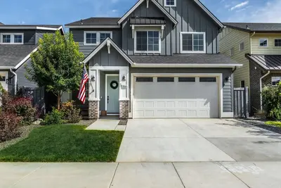 Image de 3 bed/2. 5 bath home with gym and pool access. 5 minutes from shopping + freeway