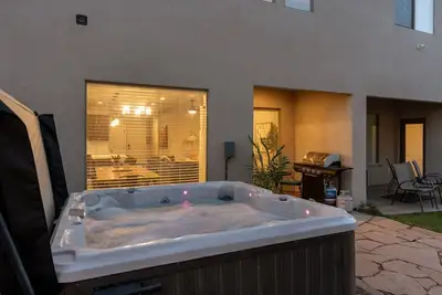 Image de Pool and Lazy River! Hot tub! Arcades, Fooz & Air hockey!