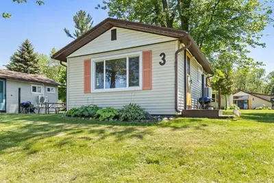 Image de Twin bed cottage on Chippewa Lake with pickleball court