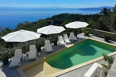 Image de Luxury villa in breathtaking green place. Heated pool!