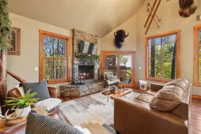 Image de Great Escape - Cozy Pet Friendly Cabin, Access to Pool!