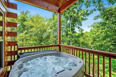 Image de Butler Cabin: New Cabin! 2br w/Hot Tub*Fireplaces*Games*Quiet!