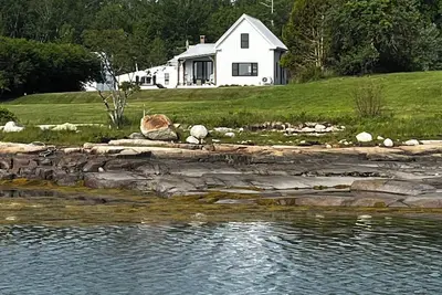 Image de Ocean front home directly on Dyers Bay!