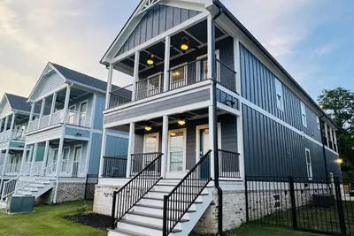 Image de Luxury 4b/4. 5b Home, Ev Charger, deck by Mcg #9