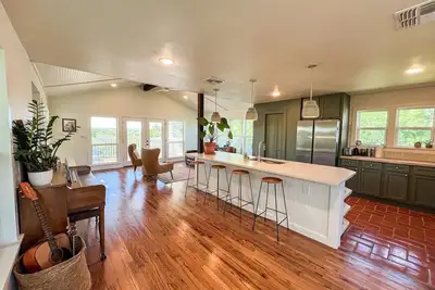 Image de The Cliffside Perch, 70ft above the dry Blanco River