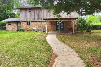 Image de Lots of room for the whole family to have fun and a peaceful place to relax.