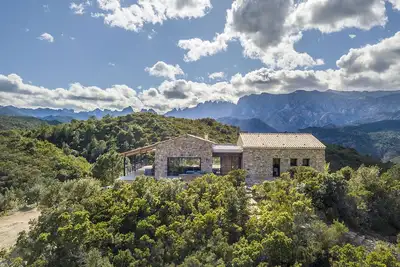 Image de villa d'architecte comme un nid d'aigle en pleine nature entre mer et montagne