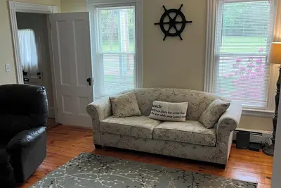 Image de Family friendly serene house close to beaches, sleeps 8, lot off street parking