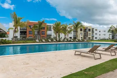 Image de Luxury, pool, and gym, close to the beach