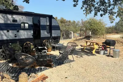 Image de Cozy camper trailer in the foothills of the Sierra Nevada’s. Near Yosemite!