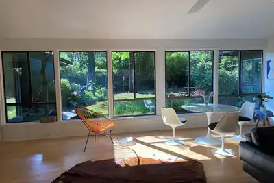Image de Secluded furnished 3\/2 home on Napa Creek, 20 min walk to heart of downtown. \n