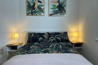 Urban Escape: Modern Retreat Near Uni & Hospital