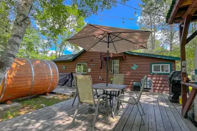 Image de Retro Fosters Lake Cabin- Romantic Retreat w Sauna & Volleyball Court