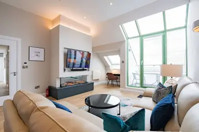 Image de Contemporary Penthouse with Coastal Views