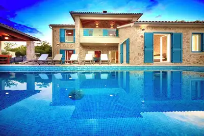 Image de Luxus: Villa Lion mit Fantastischem Meerblick, Infinity Pool & Aussenküche