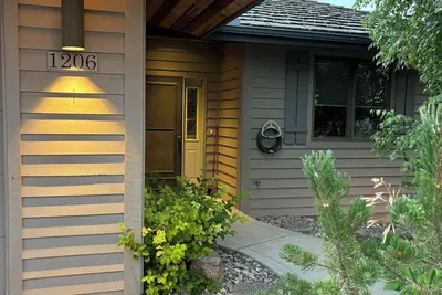 Image de Townhouse in beautiful North Helena Valley, below the majestic Sleeping Giant