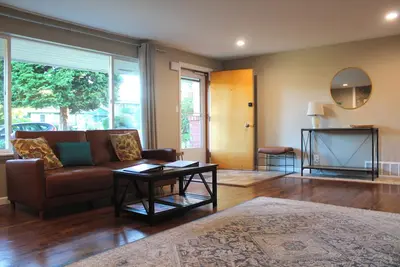 Image de Comfy 3 bedroom, pet-friendly home, big backyard, 5 minutes to Downtown Edmonds.