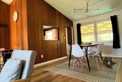 Image de Mid Century Miller Beach House near Indiana Dunes with game room and fire pit.