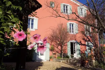 Image de Spacious calm Provençal villa with pool & gardens, close to shops & restaurants