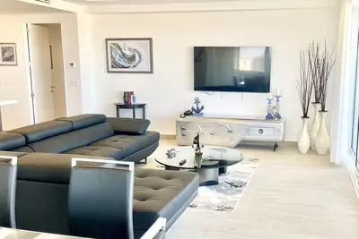 Image de New 3 Bedroom Private First Floor Corner Condo