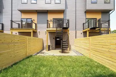 Image de Luxury townhome Next to Henry Ford Hospital Campus