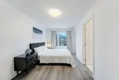 Image de Moderne 4 Br 3. 5 Wr, à 2 km de l'autoroute 403 et du centre-ville