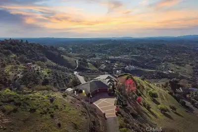 Image de Artist-Designed Mountain-top Retreat with View, Garden, Orchard, Lawn & Steinway