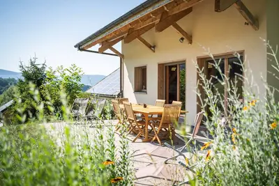 Image de Maison de vacances 'La Grange Aux Ecureuils 6 Pers' avec vue sur montagne, terrasse et jardin privé