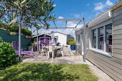 Image de Mobilhome 'Mobilhome Rénové Sarzeau' avec terrasse privée et jardin privé