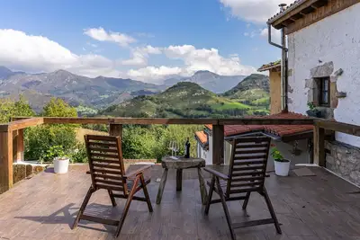 Image de Maison de vacances 'La Terraza De Onís' avec vue sur les montagnes, terrasse privée et Wi-Fi
