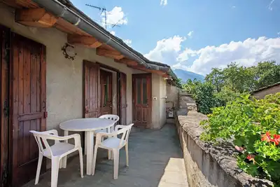 Image de Appartement 'Alloggio La Tour' avec vue montagne, jardin privé et balcon