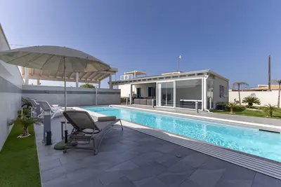 Villa 'Maria Con Piscina Riscaldata' avec vue sur la mer, Wi-Fi et climatisation