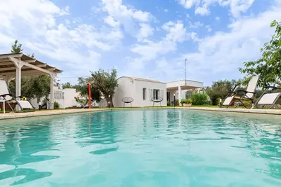 Image de Null 'Trullo' avec piscine partagée, Wi-Fi et climatisation