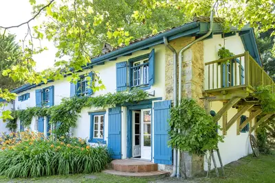 Image de Maison de vacances 'Maison De Charme Avec Jacuzzi' avec terrasse privée, jardin privé et Wi-Fi